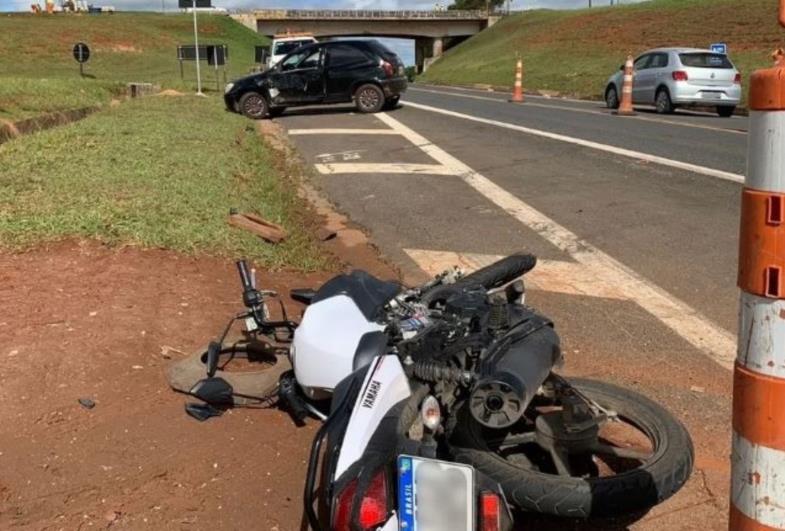 Acidente entre carro e moto deixa mulher gravemente ferida em rodovia de Itapeva