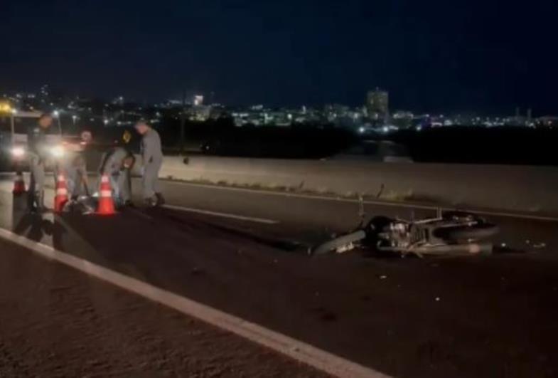 Homem morre em batida entre moto e carreta na Rodovia do Contorno