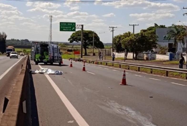 Batida entre moto e caminhão mata motociclista na Rodovia Raposo Tavares