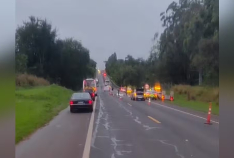 Motociclista fica gravemente ferido após acidente com carreta na SP-255 em Avaré