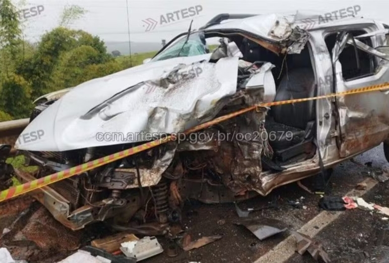 Acidente entre caminhonete e carreta deixa uma pessoa morta e três feridas em rodovia de Paranapanema