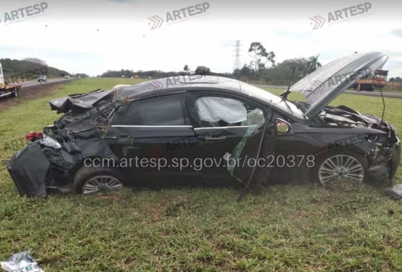Carro capota e deixa quatro feridos na Castello Branco em Avaré