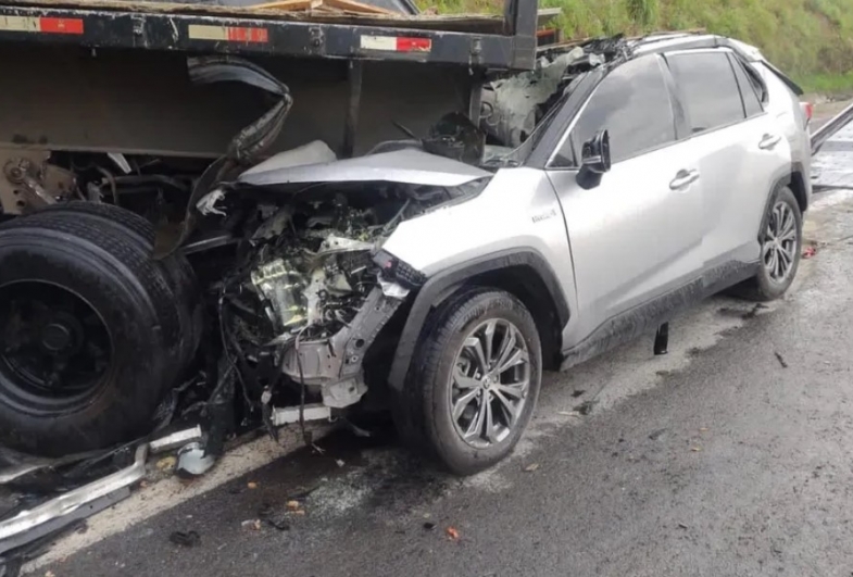 Passageira morre após carro bater em caminhão que se envolveu em acidente com van de pacientes