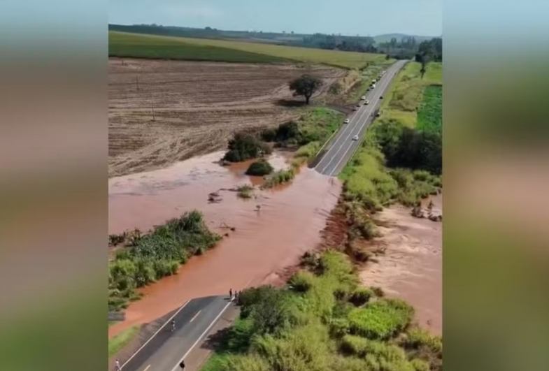 Fim de semana é marcado por rompimento de açude e alagamento na SP-249, entre Fartura e Taguaí