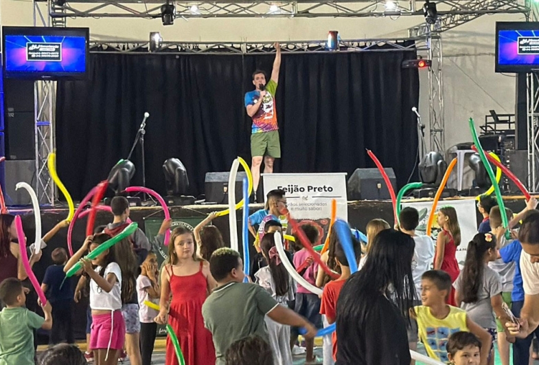 A equipe da Kids Recreação agitou o público infantil