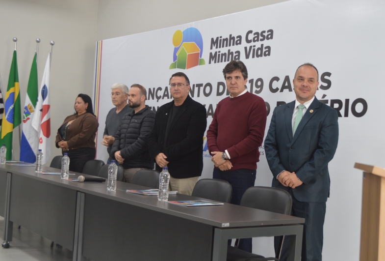 Secretária da Habitação de Avaré Alaide, Callado, vereador Pedro Fusco, prefeito Roberto Araujo, Diretor de Negócios São Paulo da Pacaembu Construtora, Fred Escobar e Marcos Cesar