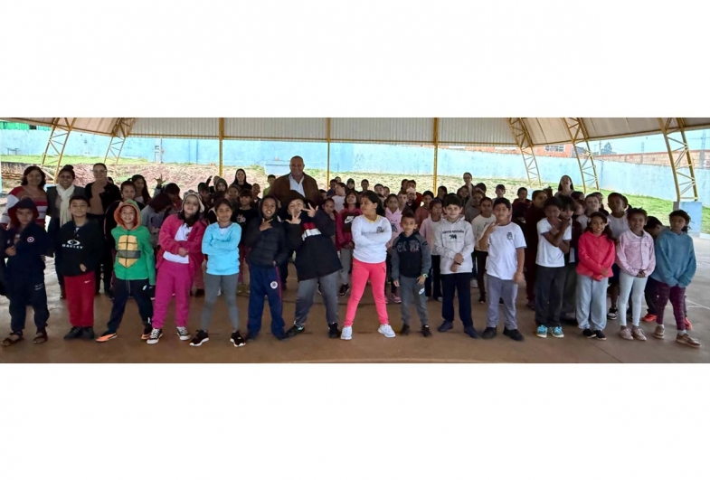 Alunos e professores da Emef, e prefeito João