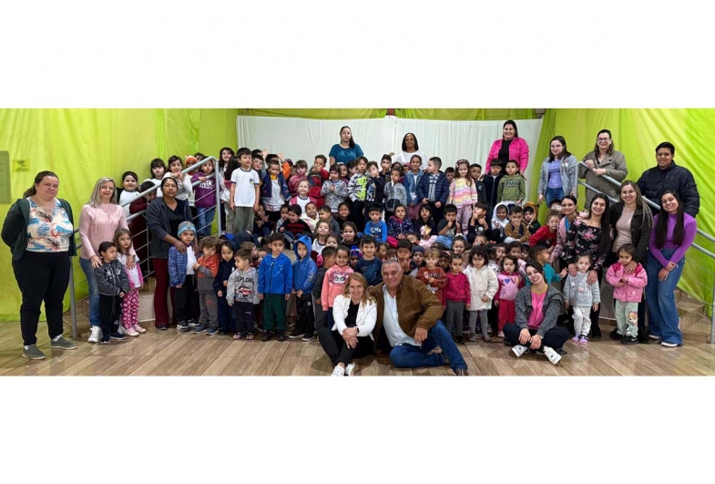 Alunos, funcionários e professores da Emei, junto com o  prefeito João, primeira-dama Wilma e a fisioterapeuta Isabela