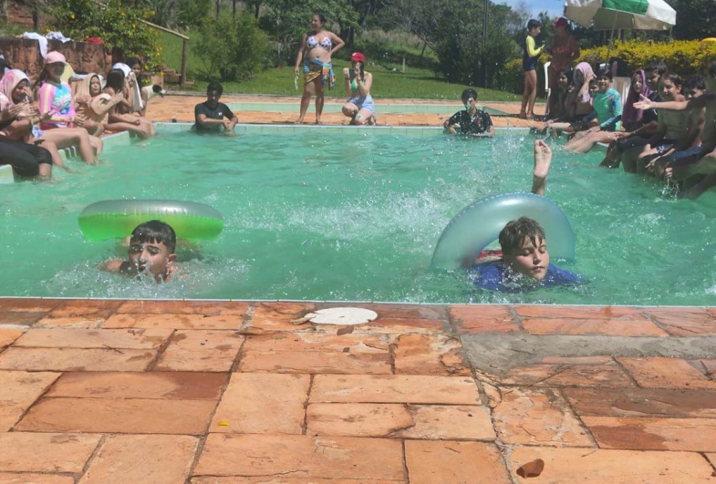 Alunos se divertindo na Corrida das Boias