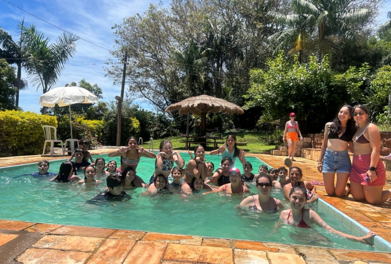 Alunos Teens e equipe se divertindo  na piscina da Gincana Aquática
