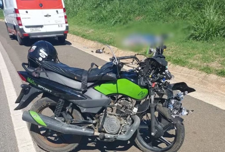 Motociclista morre após bater na traseira de carreta na Raposo Tavares em Angatuba