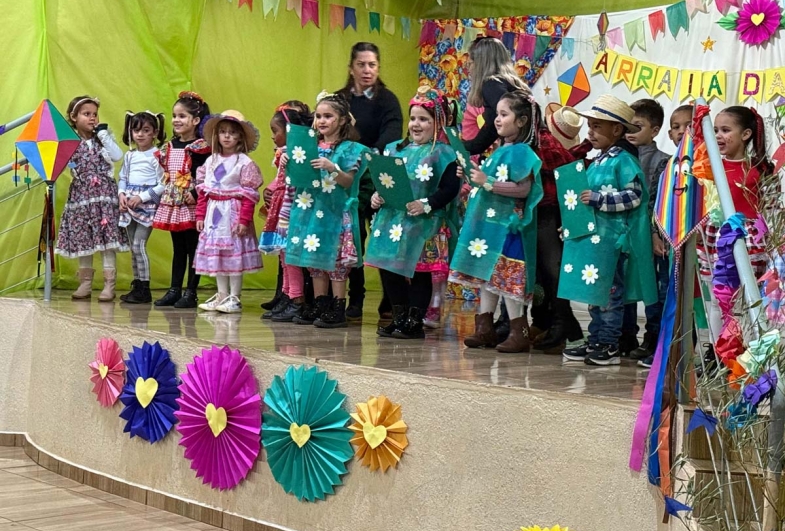 Apresentações de poesias e músicas foram apresentadas em homenagem ao aniversário da escola