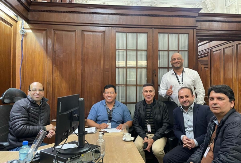 Escolinhas de futebol de Fartura e Taguaí recebem kits esportivos com apoio do deputado Maurício Neves
