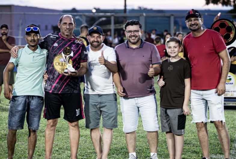 Atleta Dindo (Invasores FC) recebendo o troféu de 4º lugar  das mãos dos Vereadores Rodrigo Biajone,  Fabiano e Diego da Joseli