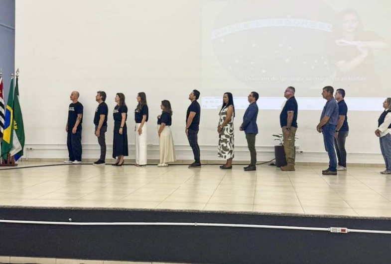 Autoridades durante a abertura oficial