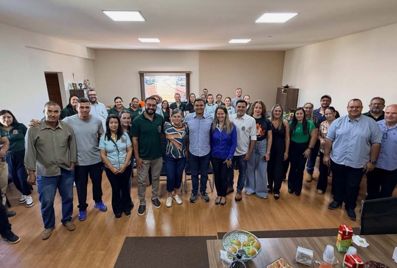 Autoridades presentes em Itaberá junto ao deputado Maurício Neves