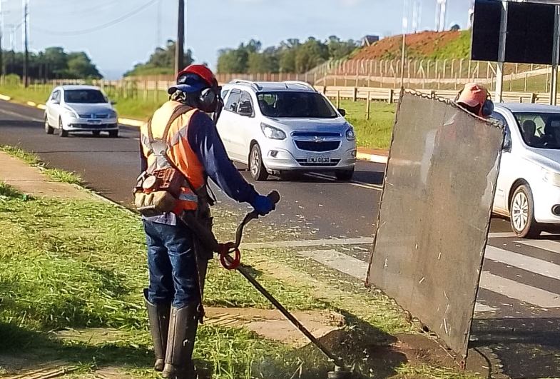 Zeladoria sem pausa: Prefeitura de Avaré reforça equipes, enfrenta avanço da vegetação