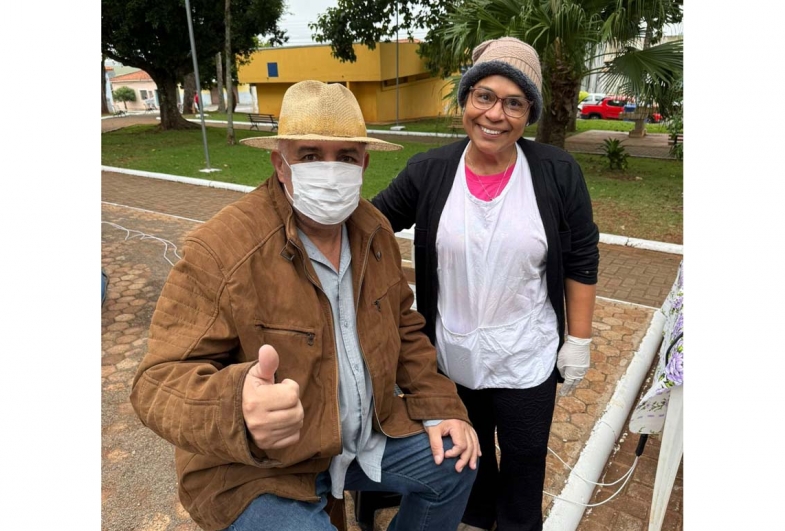 Prefeito João e Sandra, uma das expositoras sarutaienses