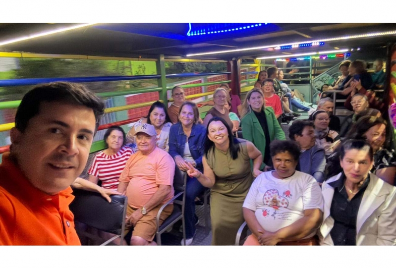 O prefeito Cristiano e a primeira-dama Valdirene passearam por Timburi com a Carreta Furacão