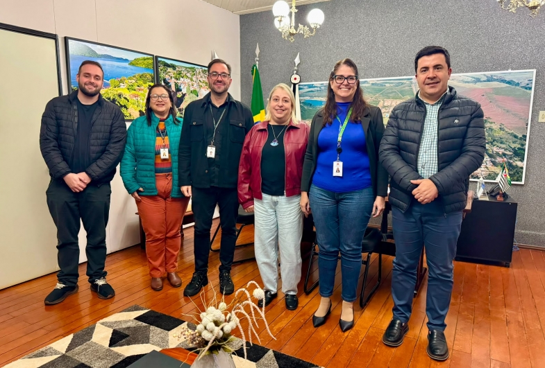 Timburi recebe dirigente regional de ensino para diálogo sobre propostas do MEC