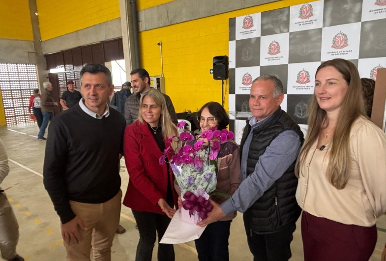 Vice-prefeito Rafael Corona, Leziani Corona, a ex-primeira-dama Nadir (esposa do homenageado), prefeito Edinho Fundão e presidente da Câmara Municipal, Regina Bergamo