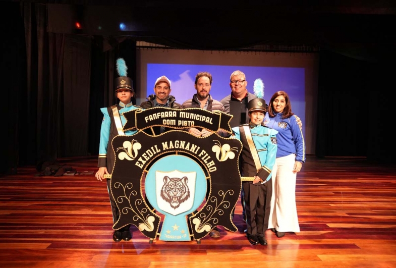 Autoridades municipais e representantes da fanfarra  durante a entrega oficial dos novos uniformes