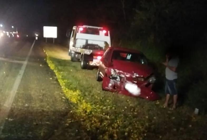 Motorista morre ao bater de frente com caminhão carregado com laranjas