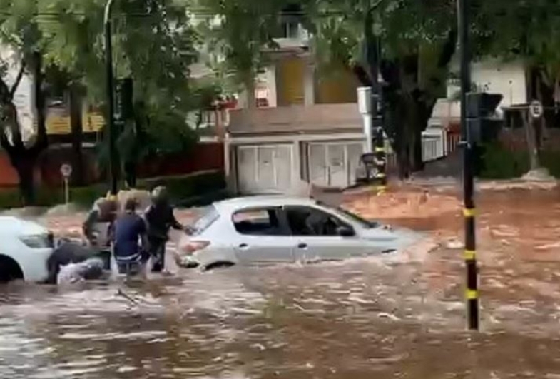 Mãe e bebê ficam presos em carro durante temporal e são resgatados por outros motoristas em Bauru