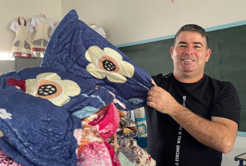 Prefeito Douglas arrecada cobertores para famílias carentes