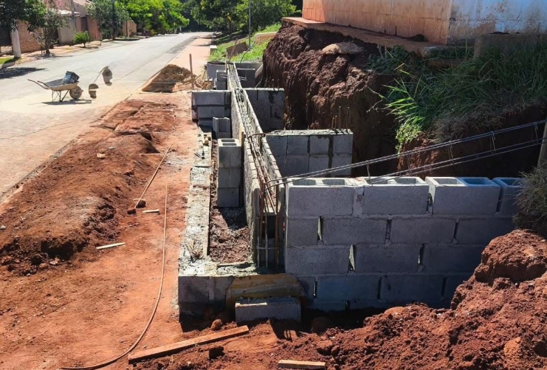 A prefeitura começou a construção do  muro com uma estrutura mais forte