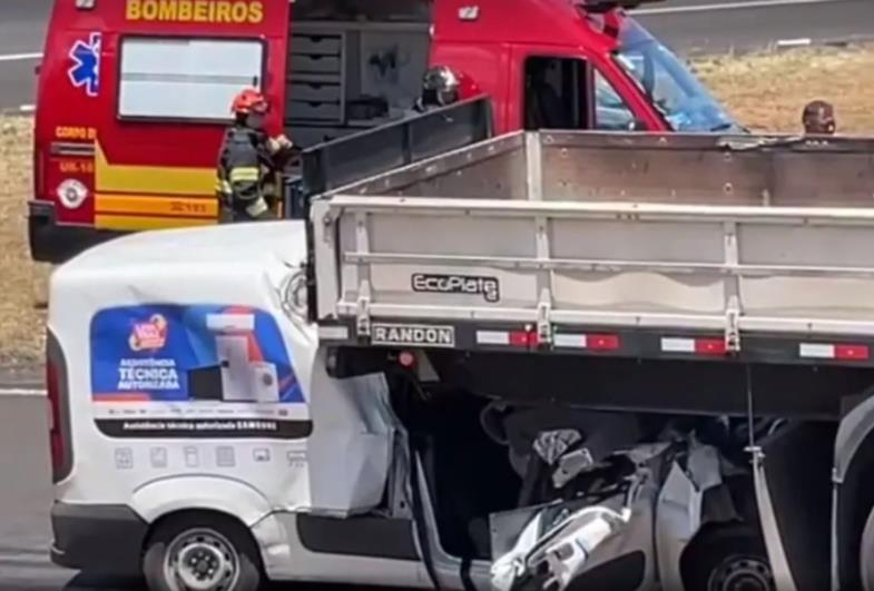 Motorista de utilitário morre ao bater na traseira de bitrem