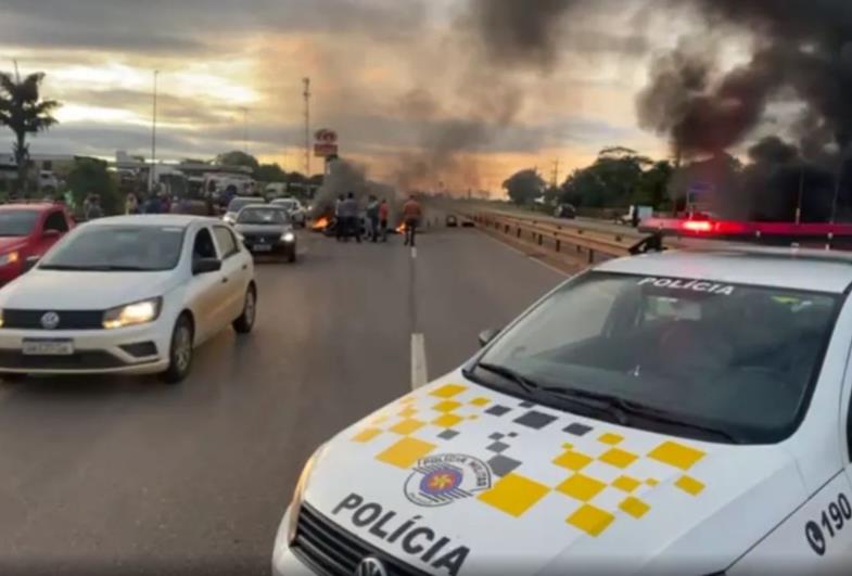 Caminhoneiros seguem com bloqueios em rodovias contra resultado das Eleições 2022 