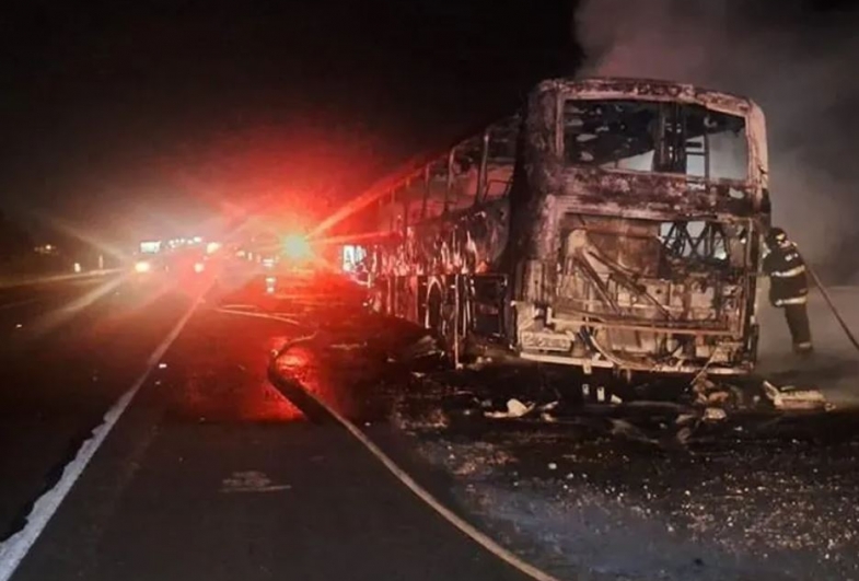 Motorista e mais de 30 passageiros escapam ilesos de ônibus que pegou fogo em rodovia