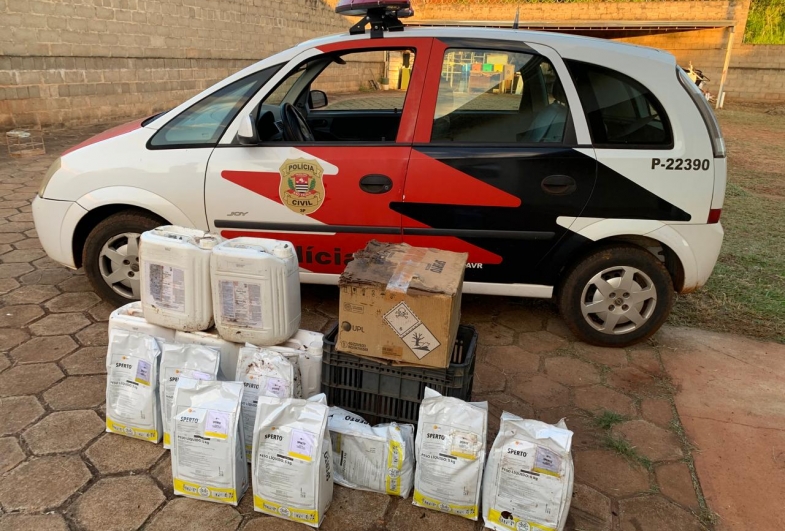 Polícia Civil apreende agrotóxicos abandonados em área rural de Arandu