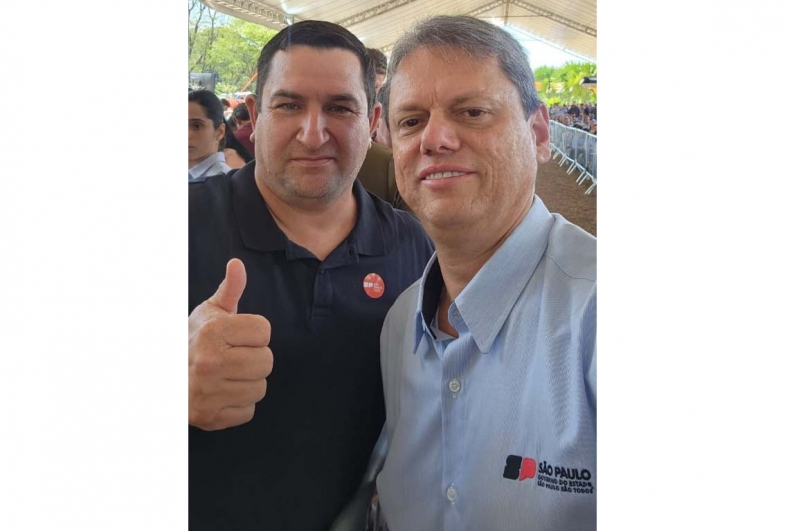 Prefeito Fábio Benini e governador  de São Paulo Tarcísio de Freitas