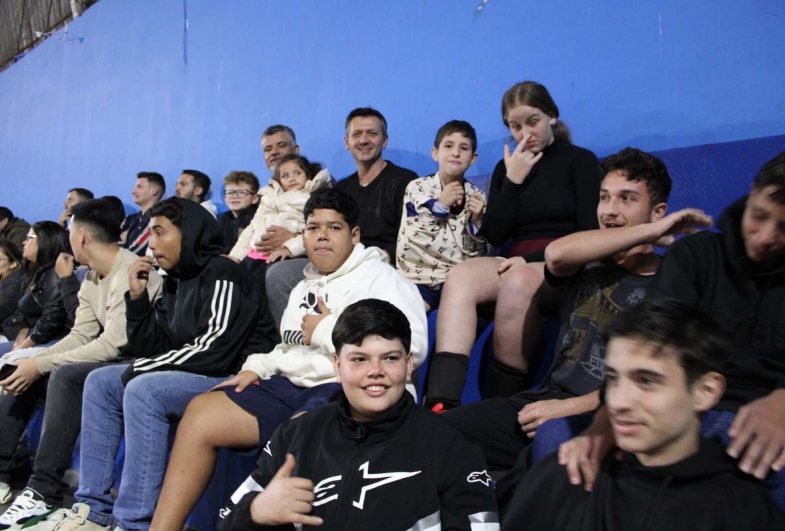 Vice-prefeito Rafael Corona na arquibancada com público que lotou a abertura do campeonato
