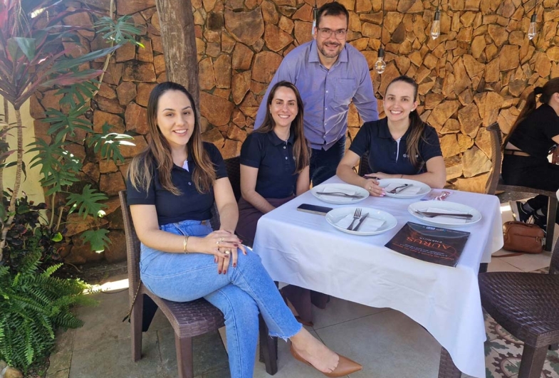 Conrado com equipe do Sicredi presente:  Camila, gerente Flávia e Maria Julia