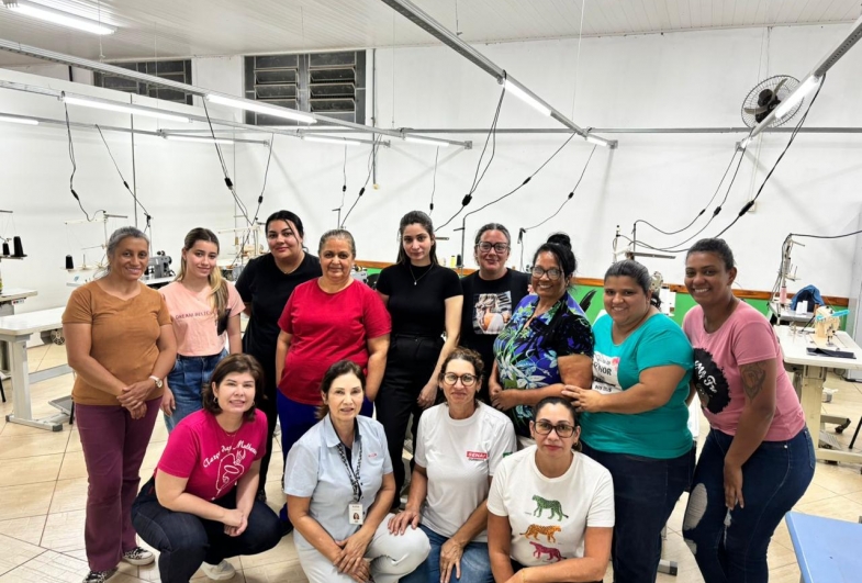 O curso é ministrado pela professora Léo e tem como objetivo oferecer  qualificação profissional e novas perspectivas para a comunidade