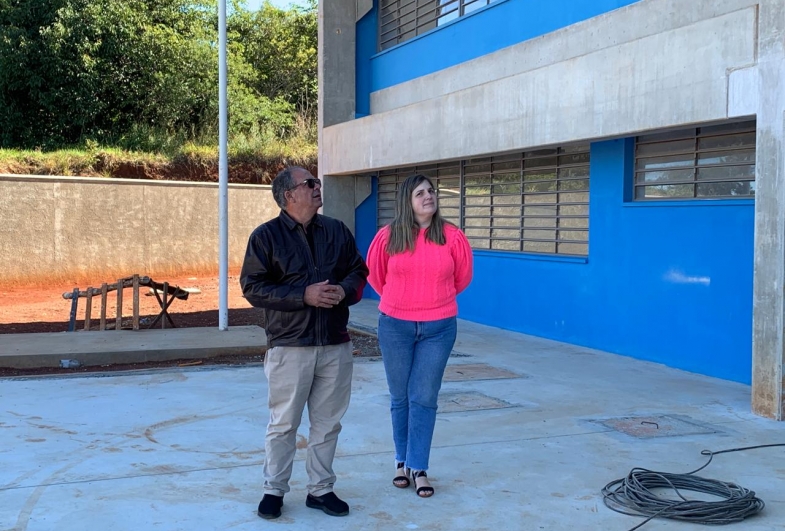 Prefeito Marcão do Haras e engenheira da prefeitura Kamila de Andrade