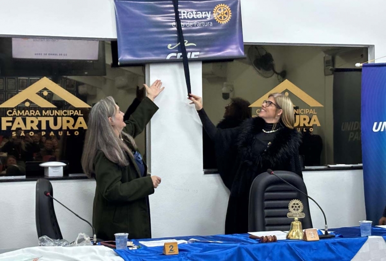 Governadora Márcia Brito e a presidente Daniela descerram  a fita do banner oficial do Rotary Club de Fartura