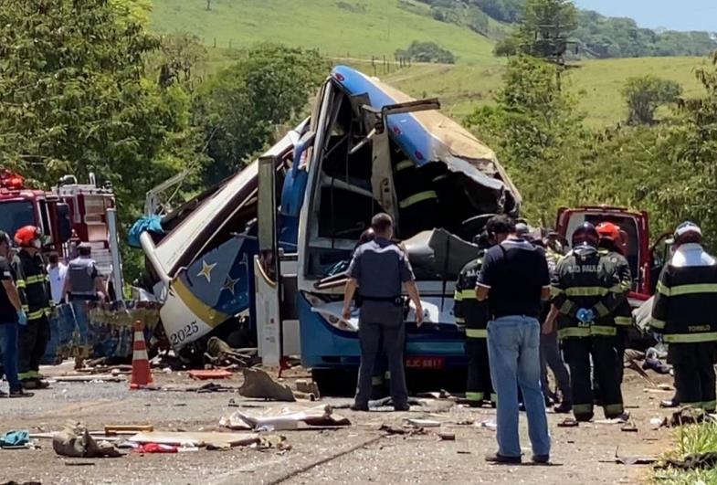 Itaí homenageia vítimas de acidente com ônibus que completa um ano