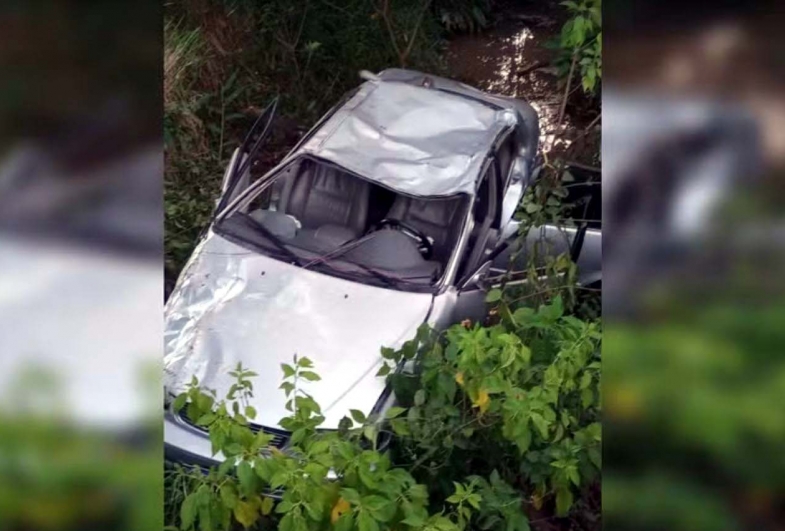 Motorista e passageiro morrem após carro cair de ponte