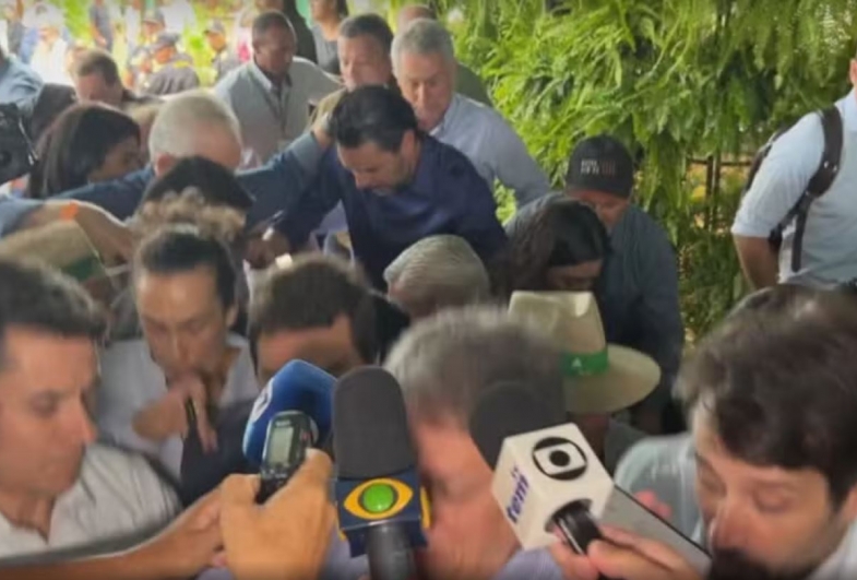 Piso cede durante entrevista do governador Tarcísio de Freitas em feira agropecuária