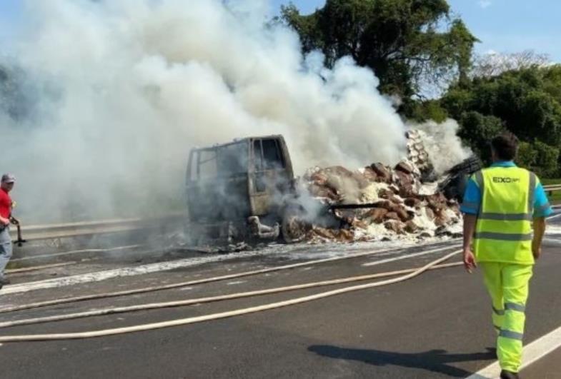 Caminhão carregado com toneladas de amido de milho pega fogo e rodovia é interditada