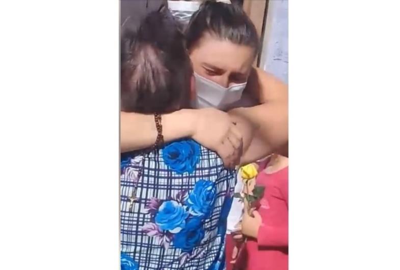 Enfermeira de Sarutaiá é recebida com festa após vencer coronavírus