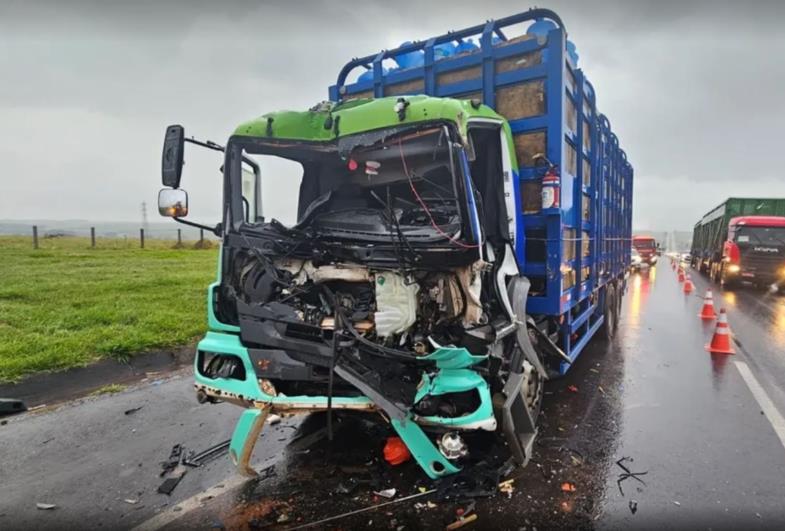 Motorista sofre ferimentos graves após colisão entre caminhões