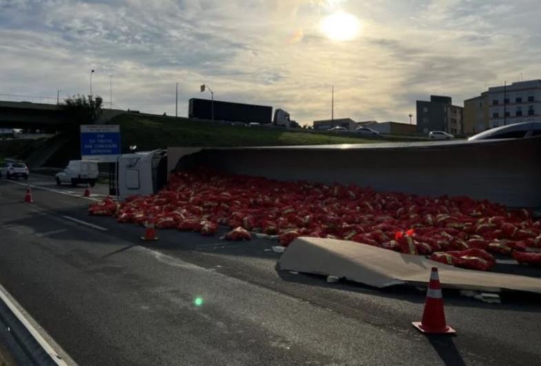 Caminhão com cebolas tomba na Rodovia do Contorno e interdita parte do trecho