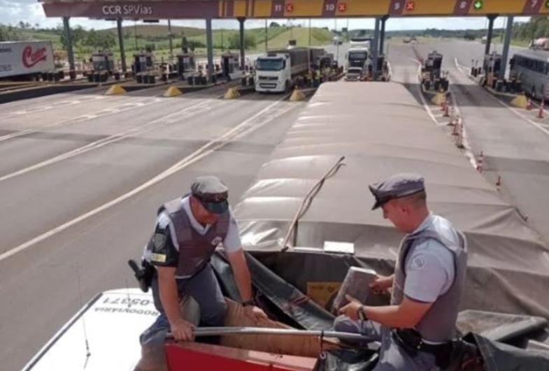 Polícia Rodoviária apreende meia tonelada de cocaína escondida em fundo falso de carreta em Itatinga