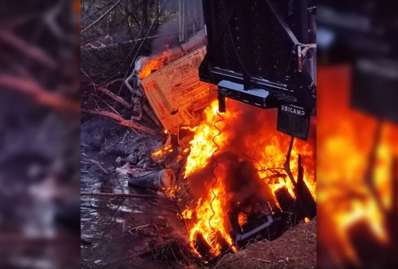 Homem morre carbonizado após caminhão pegar fogo ao cair de ponte