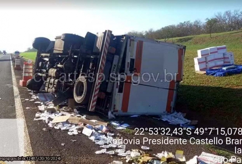 Caminhão que transportava medicamentos tomba em rodovia de Iaras